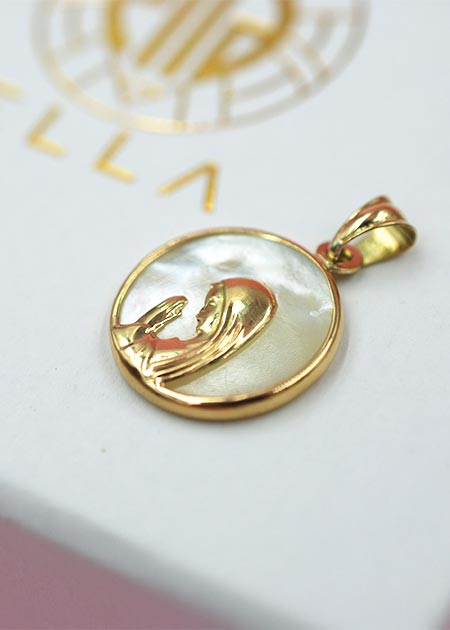 Medalla Virgen Niña Oro Amarillo 18k con Nacar