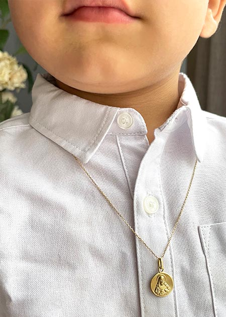 Niño con Medalla y Cadena