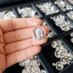 Medalla Virgen Niña de 20mm, de plata 925 con cristal