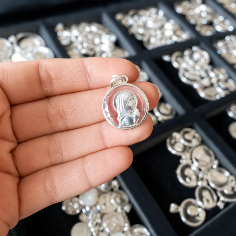 Medalla Virgen Niña de 20mm, de plata 925 con cristal