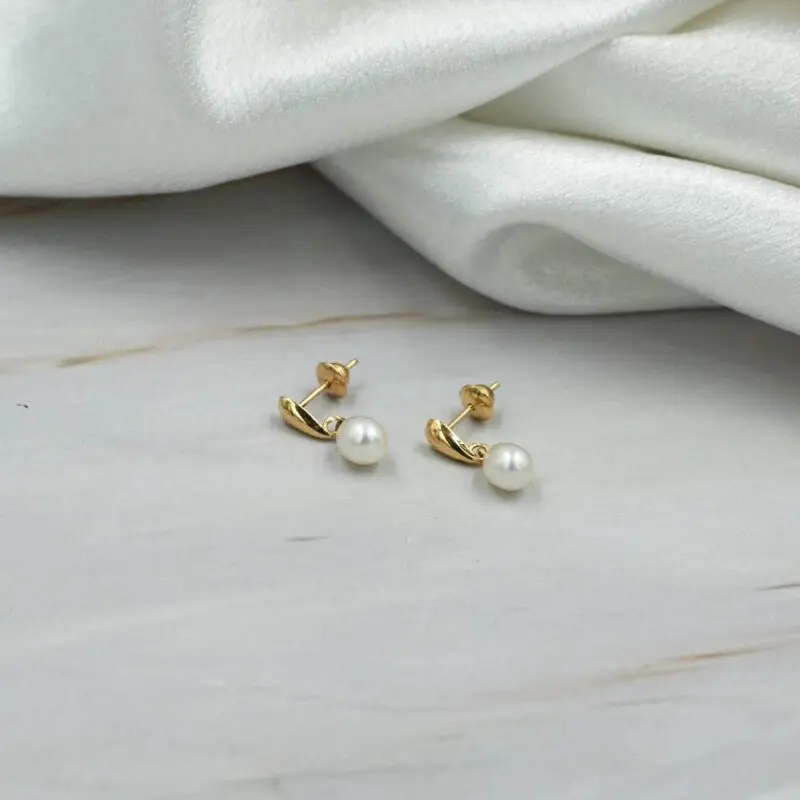 Aro de oro amarillo 18k con perla natural. Un modelo feminino y atemporal.