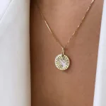Colgante Espíritu Santo de Oro Amarillo 18k y Nacar