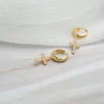 Aro Argolla con Cruz Colgante de Oro Amarillo 18k y circones