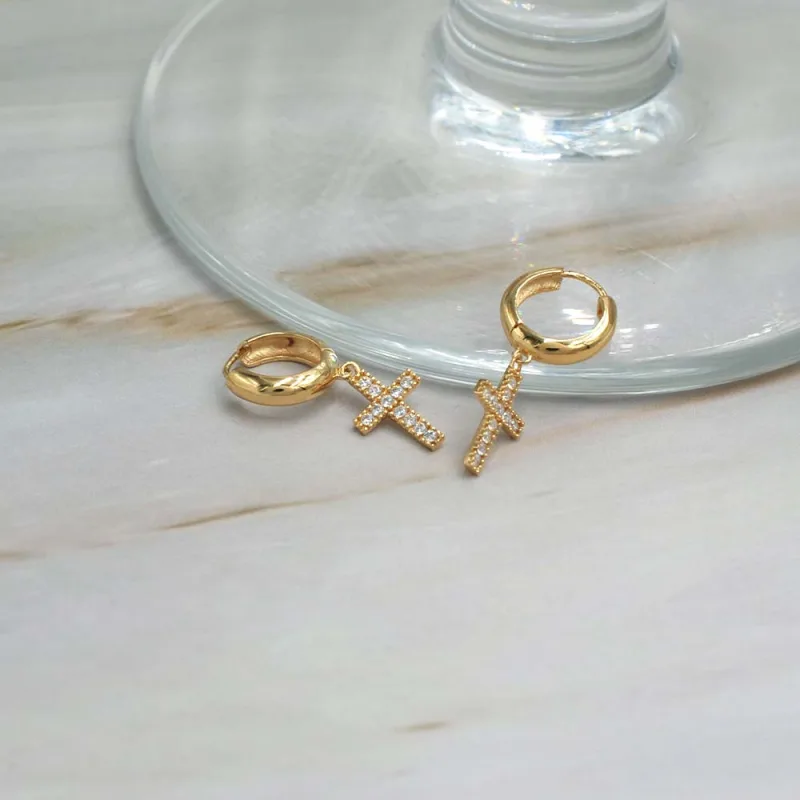 Aro Argolla con Cruz Colgante de Oro Amarillo 18k y circones