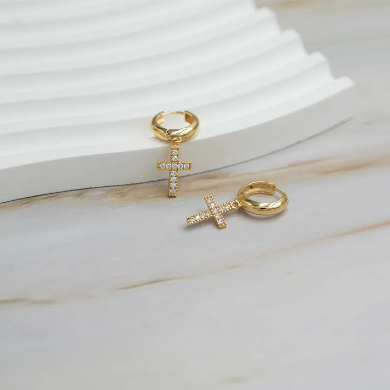 Aro Argolla con Cruz Colgante de Oro Amarillo 18k y circones