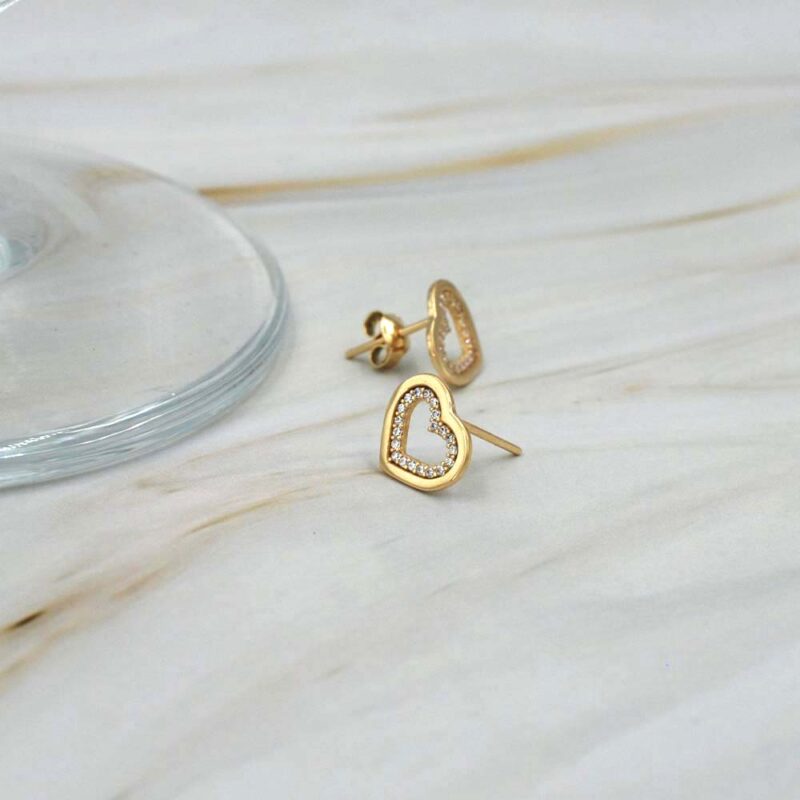 Aro con forma de corazon, de oro amarillo 18k genuino con circones. El regalo perfecto.