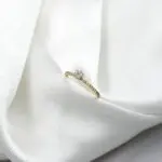 Anillo solitario de oro amarillo 18k con circones brillantes