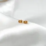 Aros de citrino oro 18k que aportan brillo cálido y energía positiva.