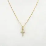 Conjunto Cruz de oro 18k con circones, joya delicada y elegante.