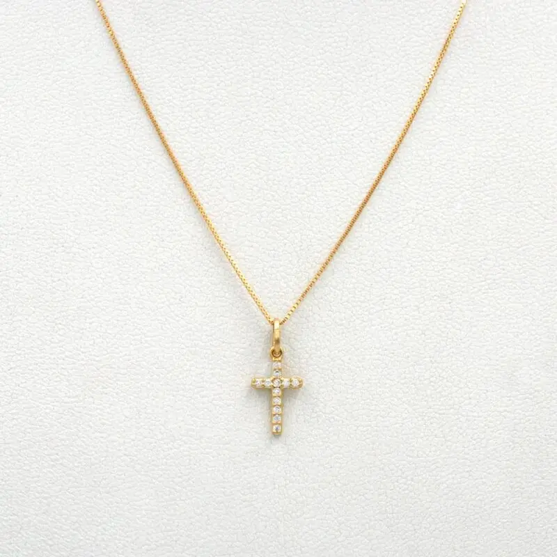 Conjunto Cruz de oro 18k con circones, joya delicada y elegante.