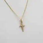 Colgante de cruz en oro amarillo 18k con circones brillantes.