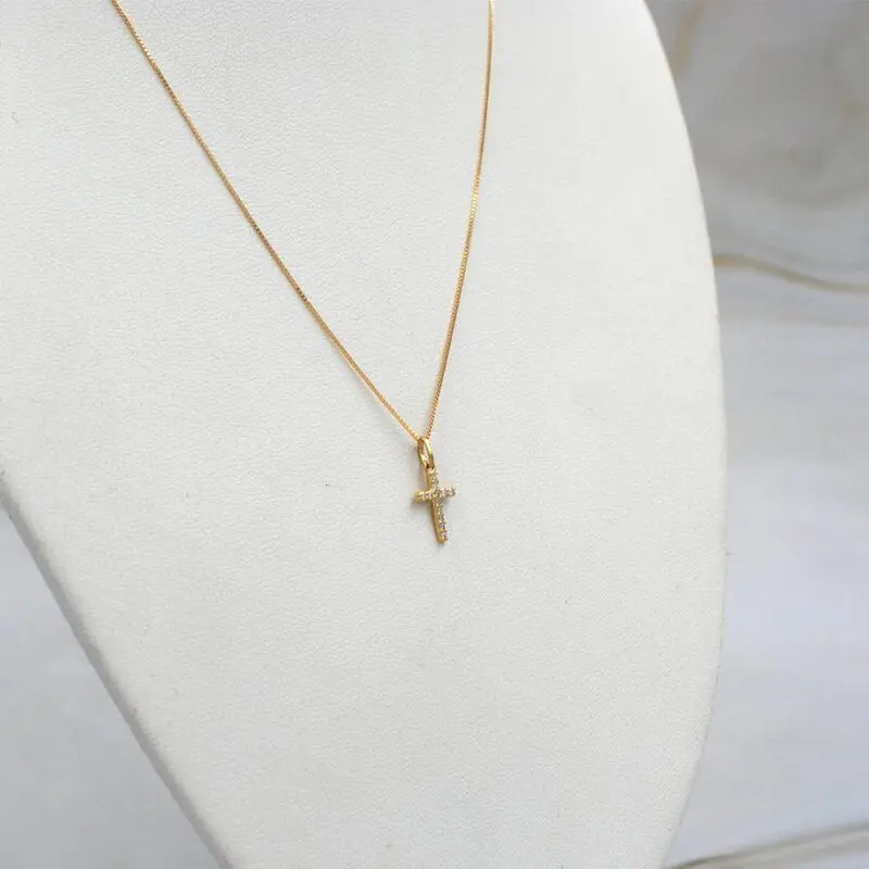 Conjunto de cadena y colgante cruz en oro 18k, diseño femenino y luminoso.