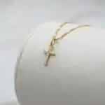 Conjunto de cruz en oro 18k con circones, joya simbólica ideal para regalo.