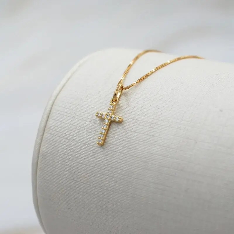 Conjunto de cruz en oro 18k con circones, joya simbólica ideal para regalo.
