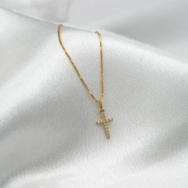 Conjunto Cruz oro 18k con colgante de circones, joya femenina y atemporal.