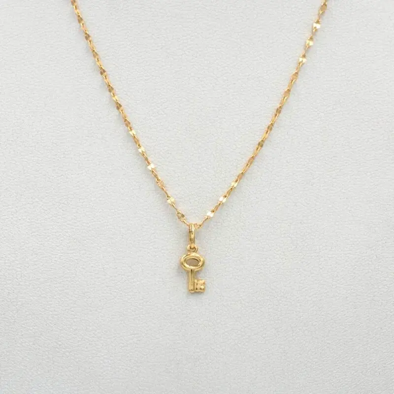 CON_LLAVE1 Collar de oro amarillo 18k con dije de llave minimalista – Ella Joyas
