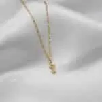 Cadena de oro 18k con colgante de llave, joya elegante y delicada