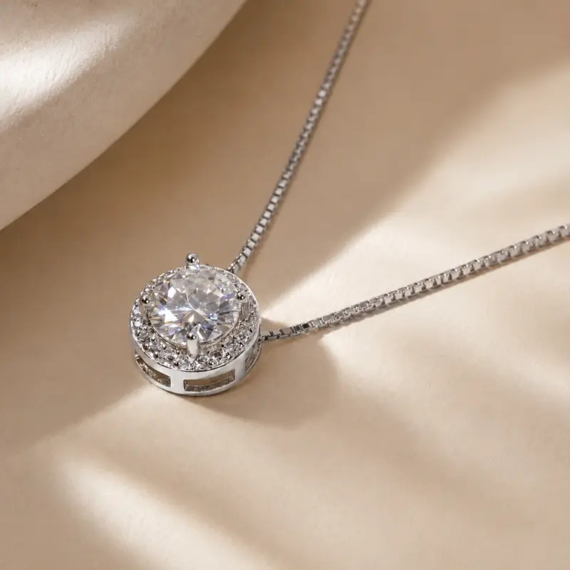 Detalle de colgante redondo con moissanite central y halo de piedras en plata 925 rodinada