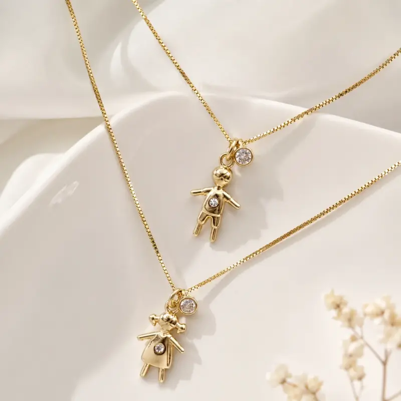 Collar de hija en plata 925 con acabado oro, diseño delicado y significado familiar.