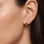 Abridores Lazo de Oro Amarillo 18K puestos en la oreja de una modelo
