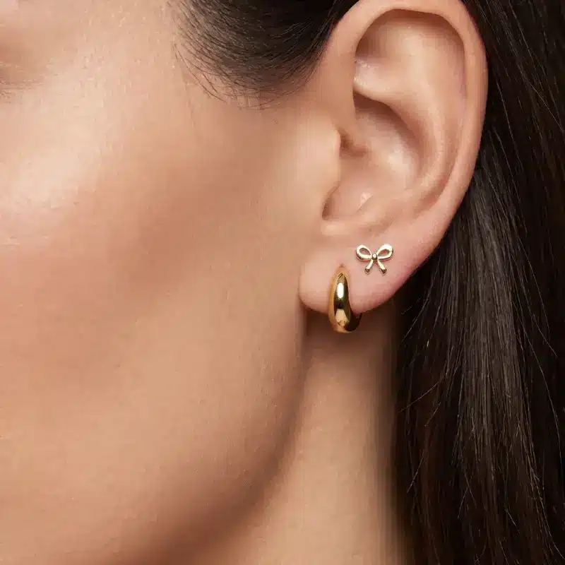 Abridores Lazo de Oro Amarillo 18K puestos en la oreja de una modelo