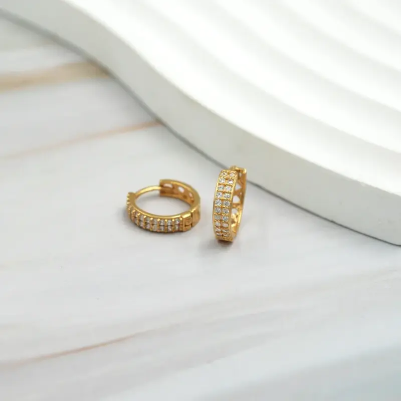 Aro Argolla Iris de Oro Amarillo 18K con circones blancos