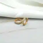 Aro Argolla de oro amarillo 18k con circones. Modelo clasico y atemporal.