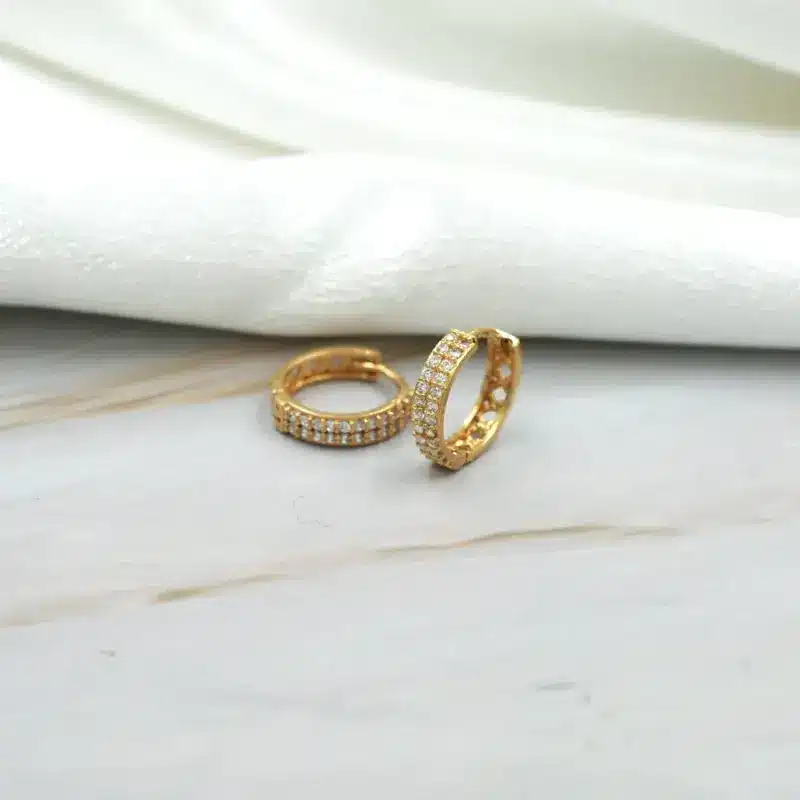 Aro Argolla de oro amarillo 18k con circones. Modelo clasico y atemporal.