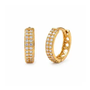 Aro argolla de oro amarillo 18k con circones. Un modelo huggie, elegante y feminino.