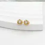 Detalle de los Aros Punto de Luz Oro Amarillo 18K con piedra de circon de 6 mm