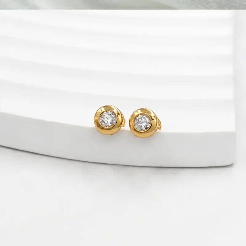 Detalle de los Aros Punto de Luz Oro Amarillo 18K con piedra de circon de 6 mm