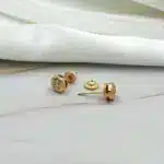 Vista lateral de Aros Punto de Luz Oro Amarillo 18K con engaste bisel y broche de tornillo
