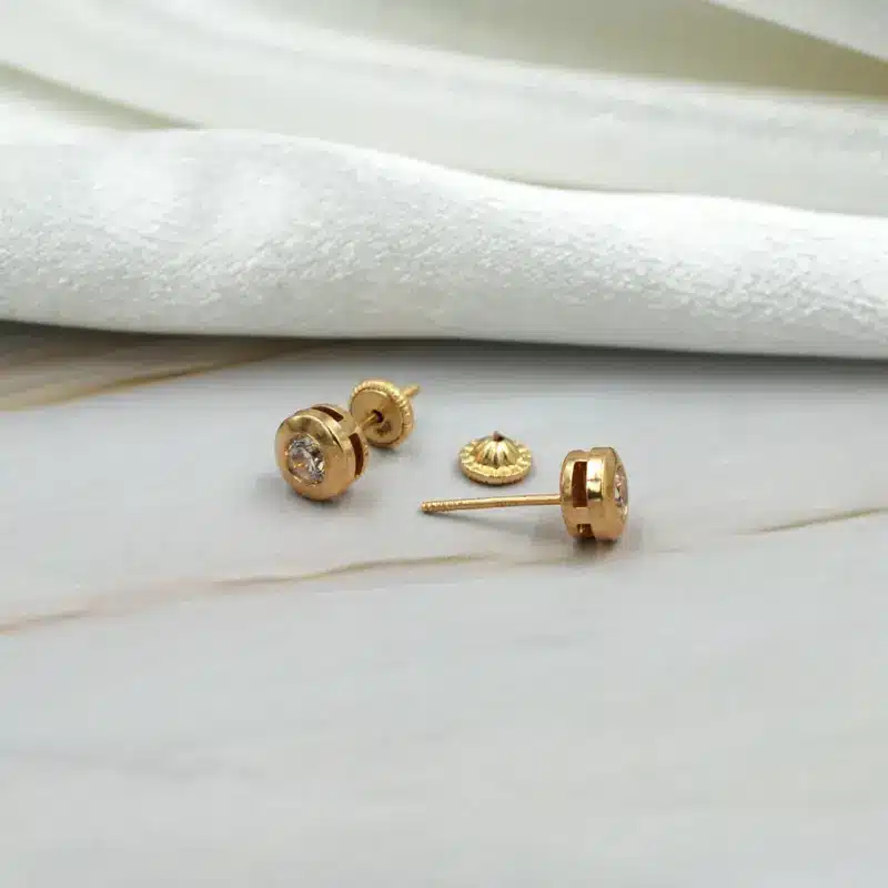 Vista lateral de Aros Punto de Luz Oro Amarillo 18K con engaste bisel y broche de tornillo